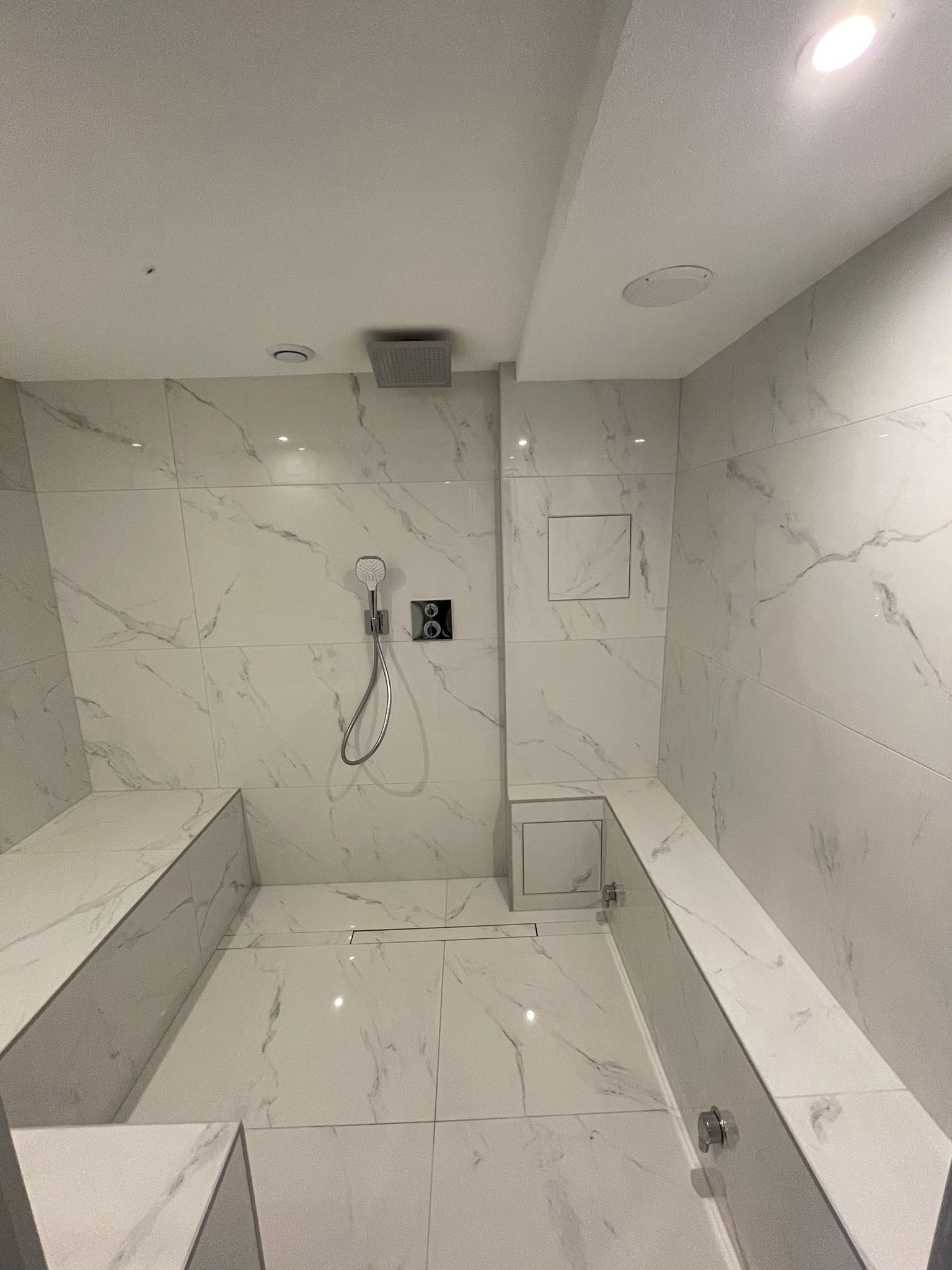 AVANT APRES050 | Carrelage Correia Fils Comment concevoir une salle de bain PMR sans sacrifier le style ? Colmar