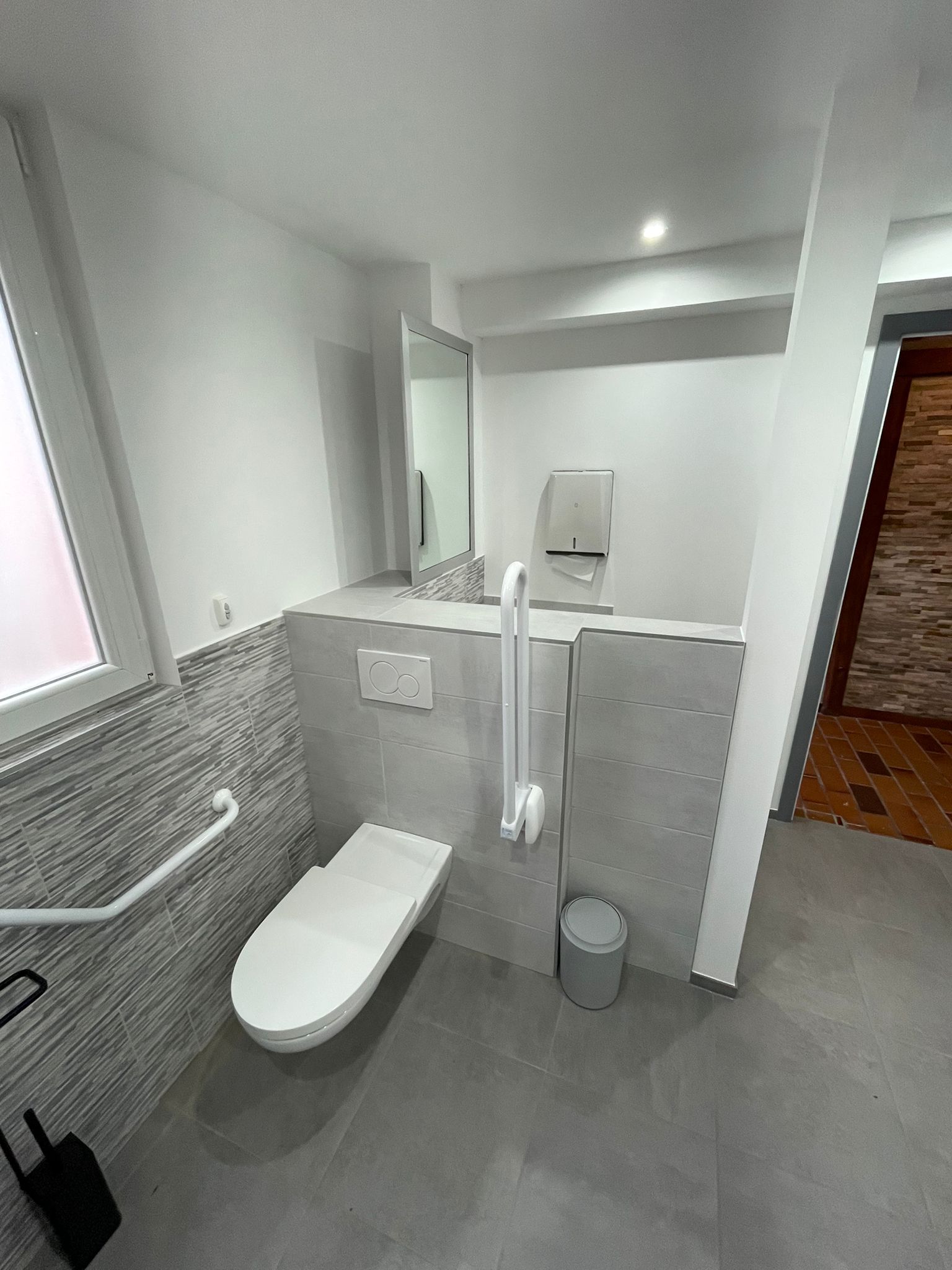 AVANT APRES170 | Carrelage Correia Fils Comment préparer efficacement un sol avant la pose de carrelage dans une salle de bains ? Cernay