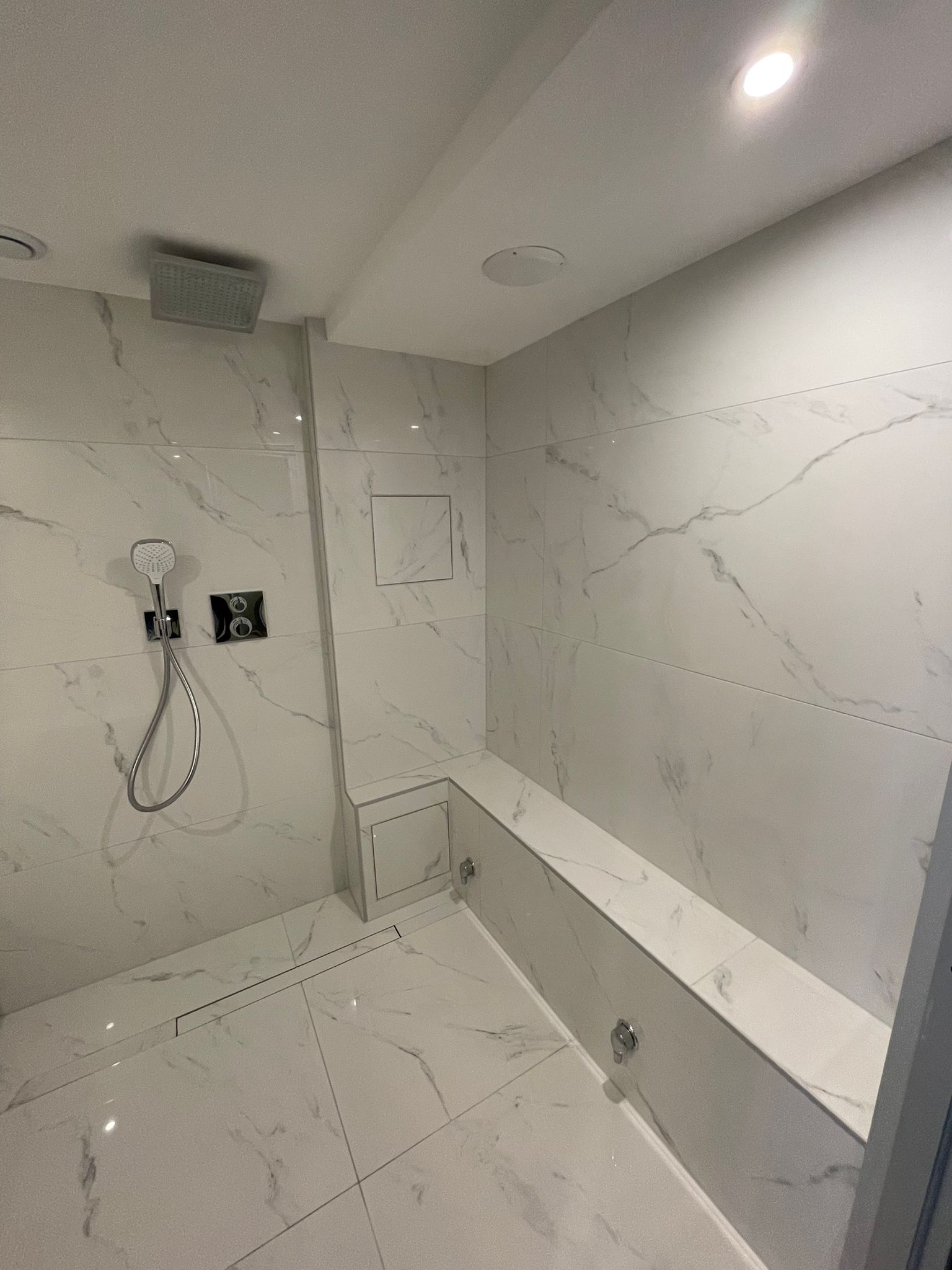 AVANT APRES180 | Carrelage Correia Fils Quelles sont les étapes clés pour concevoir une salle de bains adaptée aux personnes à mobilité réduite (PMR) ? Riedisheim 0