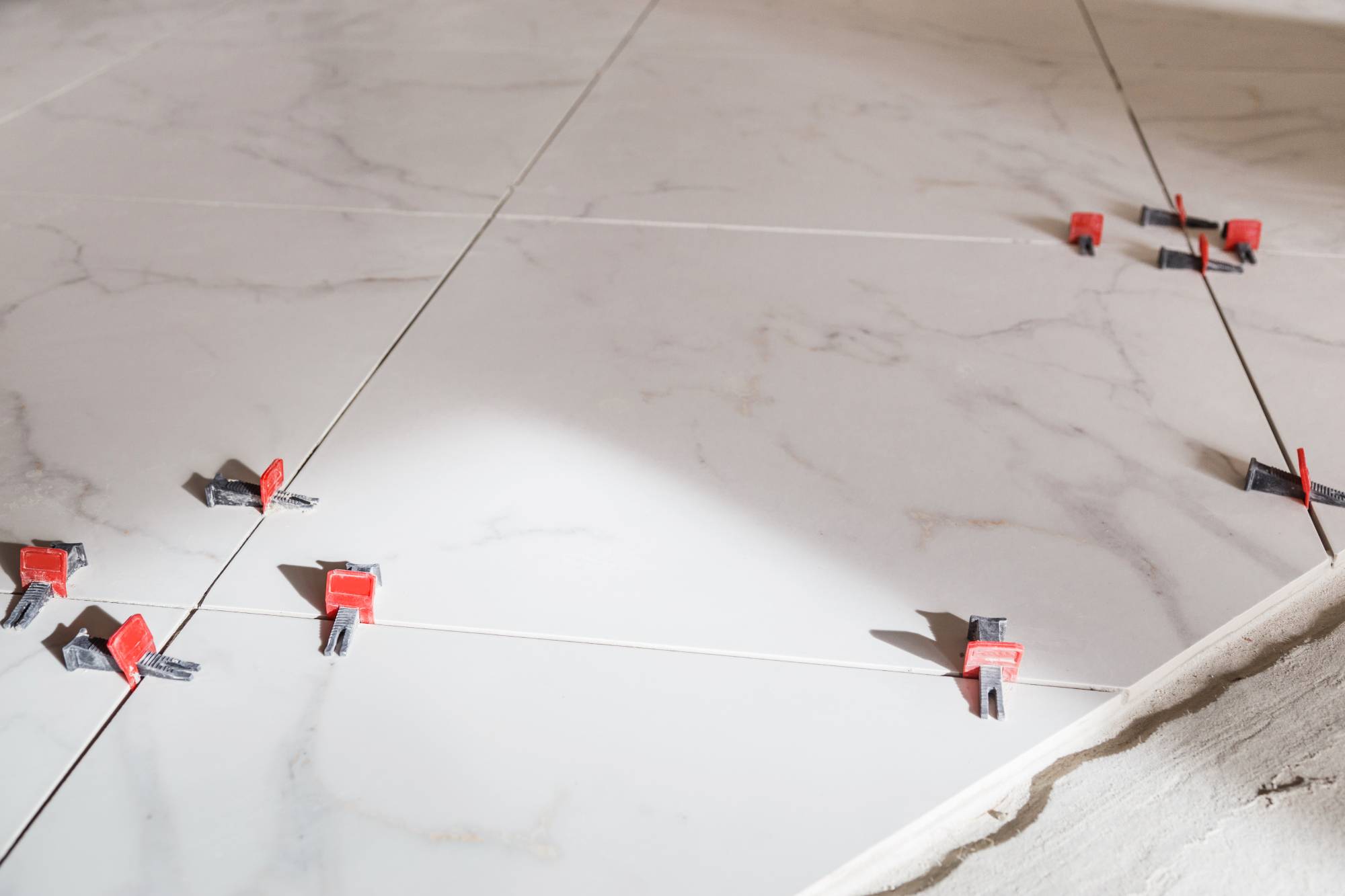 Comment poser facilement du carrelage grand format ? Mulhouse