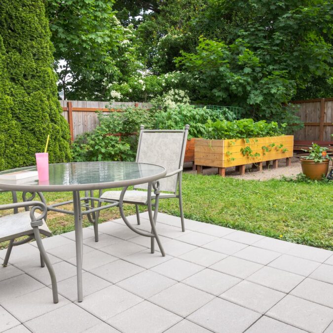 Quels types de mobilier sont les plus adapt&eacute;s pour une terrasse sur plots ? Cernay