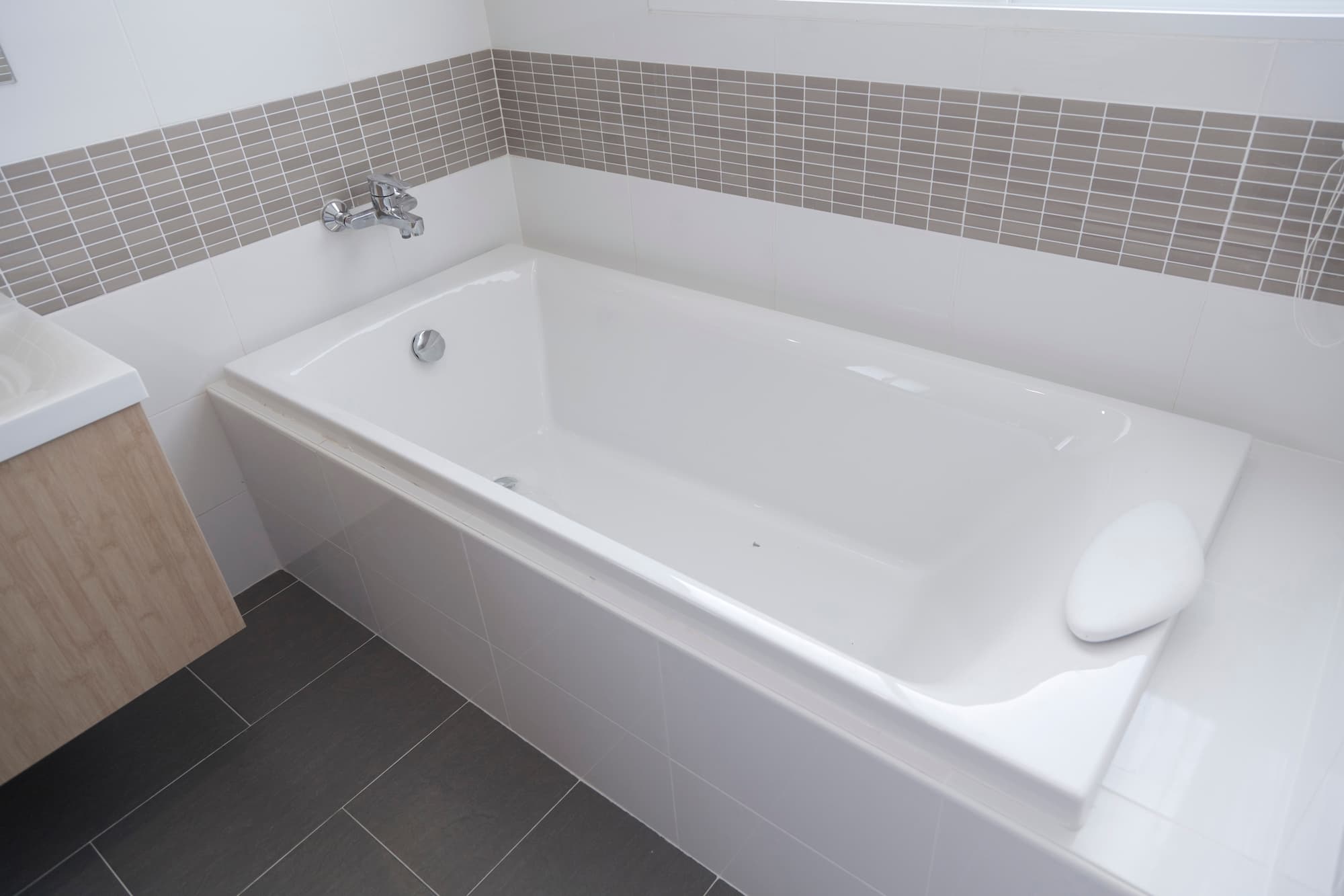 BAIGNOIRE_ENCASTREE | Carrelage Correia Fils Quels sont les avantages d’une baignoire encastrée par rapport à une baignoire îlot ? Rixheim 0