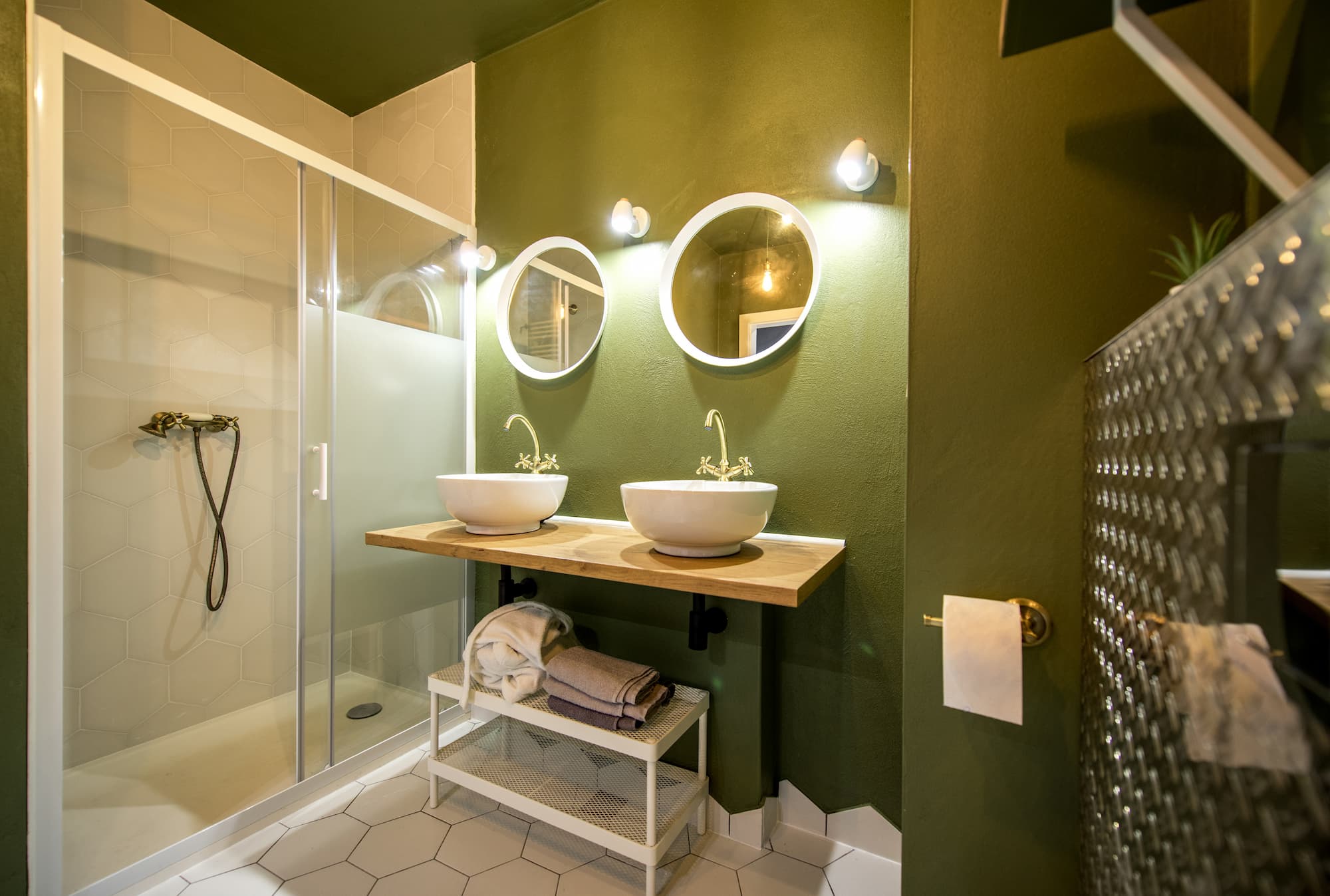 SALLE DE BAIN COULEUR | Carrelage Correia Fils Quelle disposition choisir pour une salle de bain en longueur ? 3 configurations efficaces Guebwiller